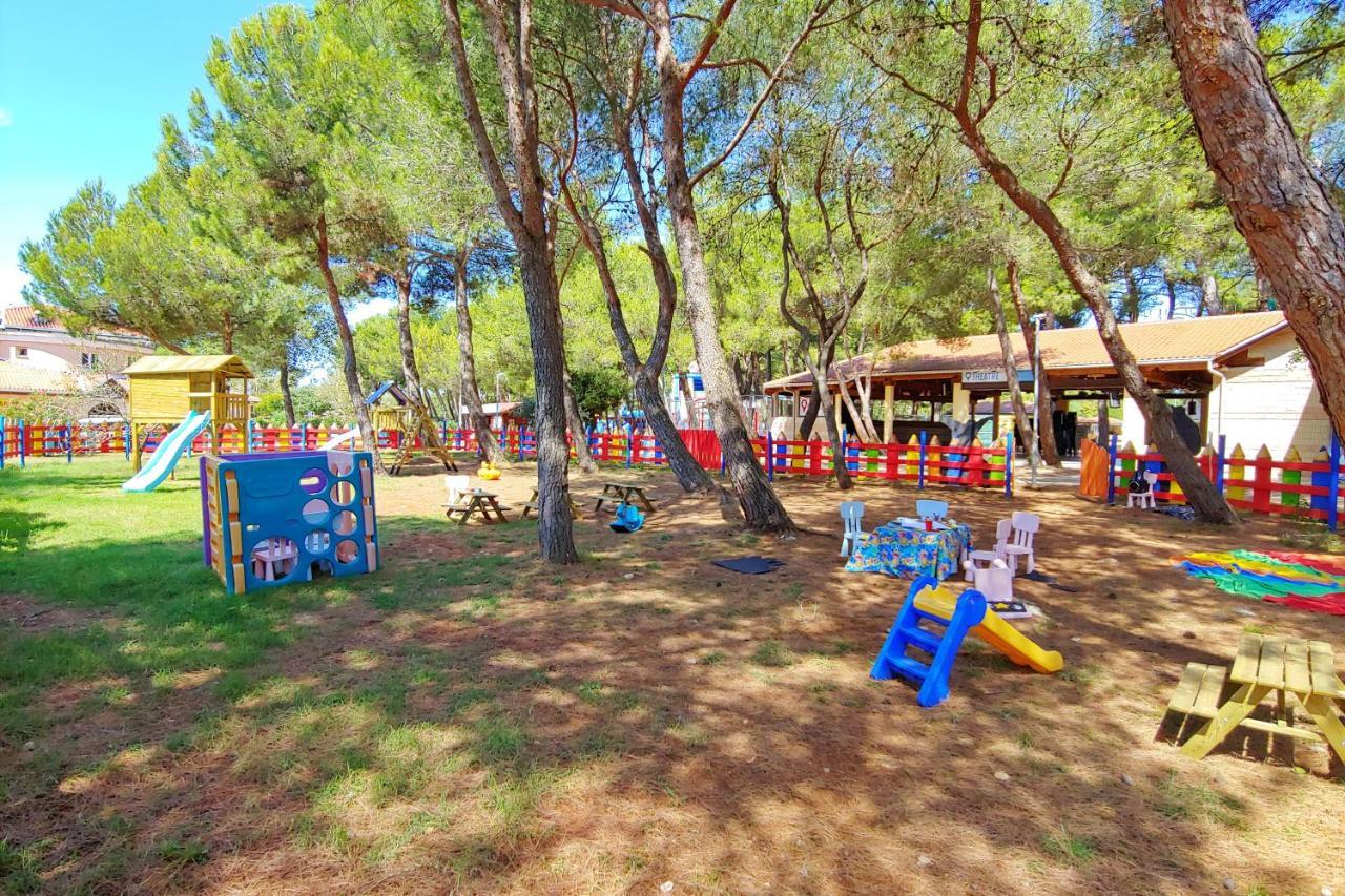 Happy Camp Mobile Homes In Centro Vacanze Bi Village Fazana Exterior photo